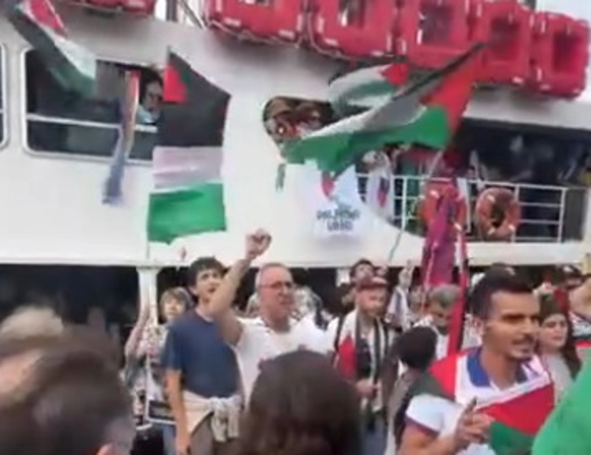 Venezia, pagliacciata pro-Pal: motonave, t-shirt e cellulari