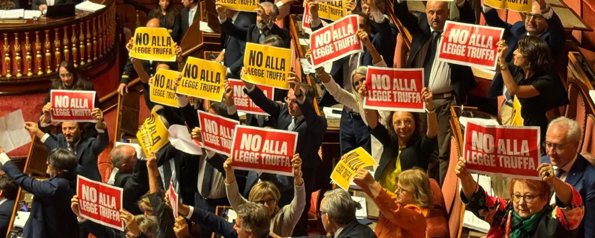 Legge elettorale, ok al Senato. Pagliacciata-sinistra e bagarre in Aula: cosa hanno esposto
