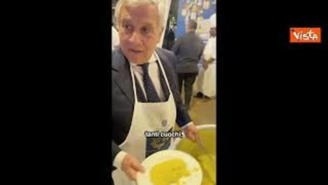 Tajani serve il risotto a festa Ambasciata Nuova Delhi per cucina italiana patrimonio Unesco