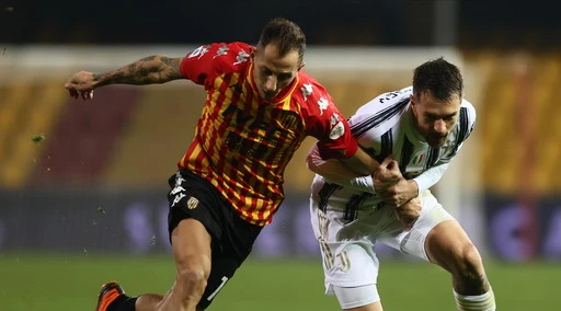 Serie A, il Benevento ferma la Juventus. Letizia risponde a Morata, espulso dopo la fine: salterà il derby