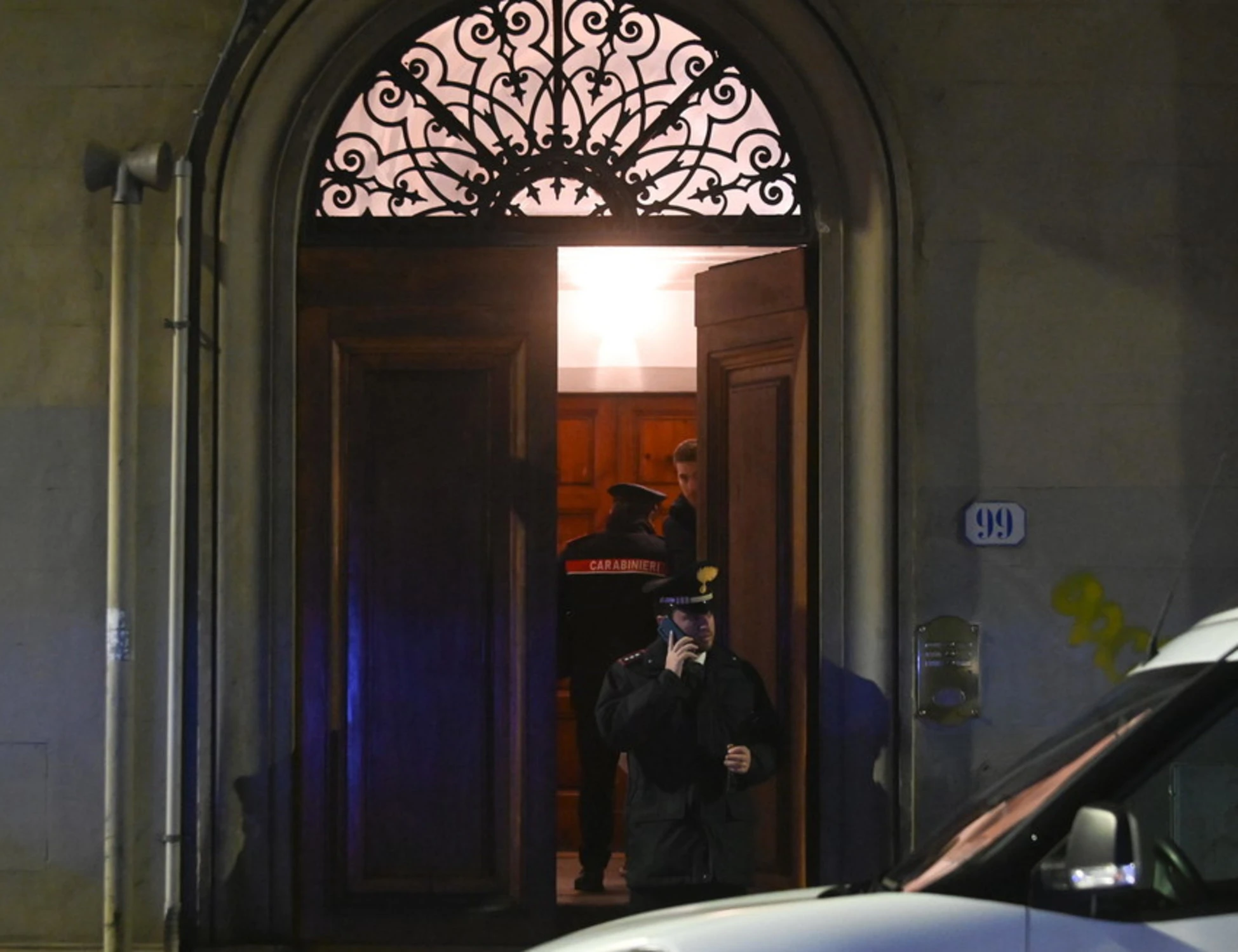 Firenze, moglie e marito morti in casa: ferite da arma da taglio