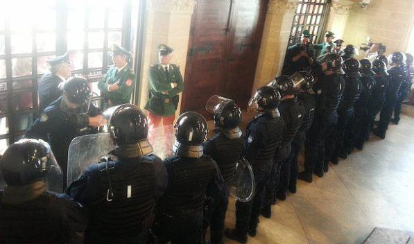 San Marino, scoppia la rivolta:"Le tasse sono troppo alte"pugni e uova contro i politici