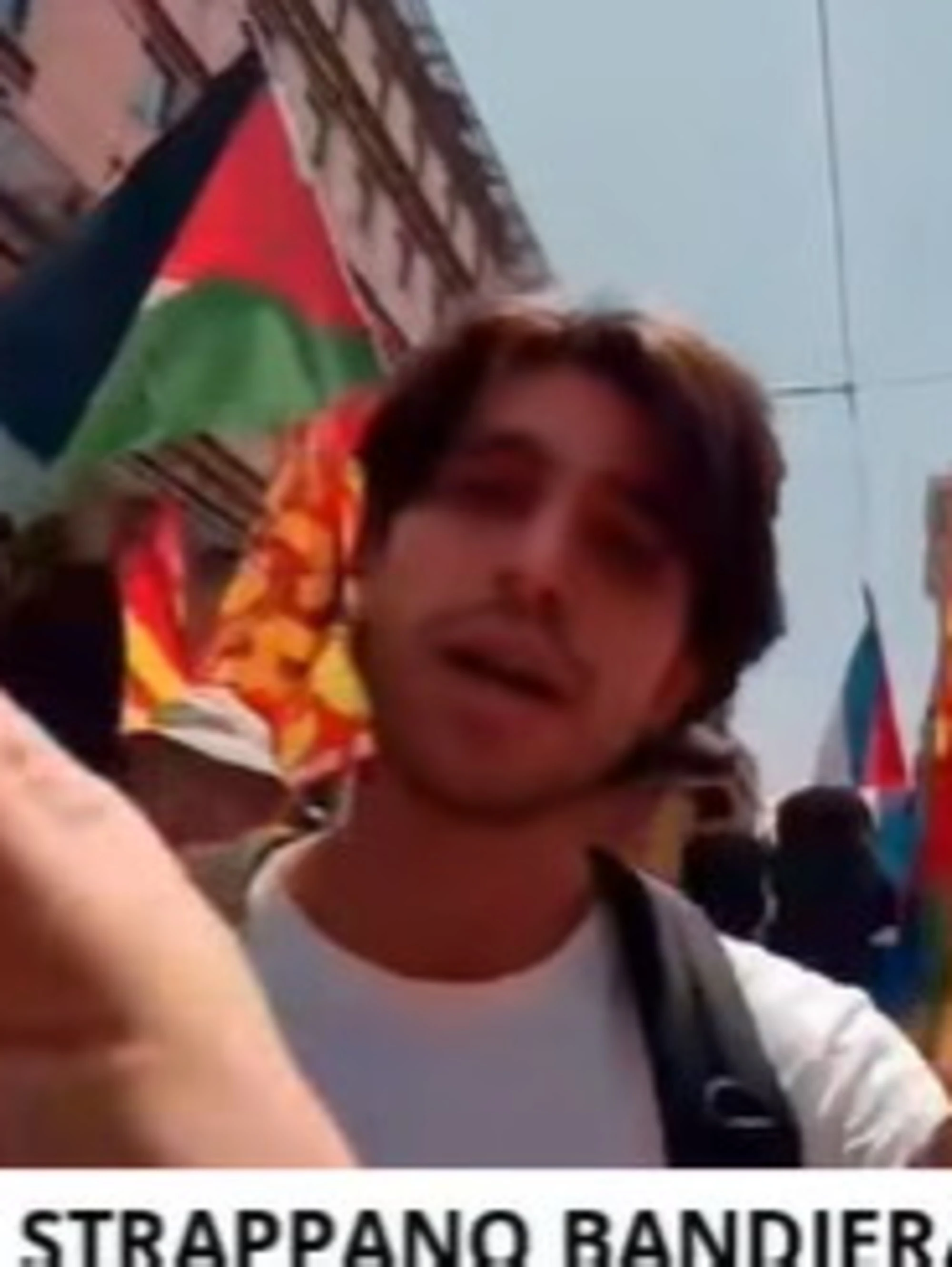 Ivan Grieco in piazza tra i pacifisti a Roma con la bandiera ucraina: che fine fa