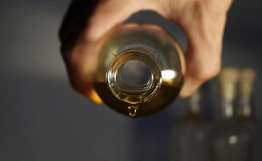 Prato, sfregiata in strada con un coccio di bottiglia: arrestato un marocchino