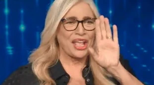 Mara Venier, confessione sulla quarantena: "Niente coccole con mio marito. Ogni tanto lui allunga una mano, ma io lo freno"