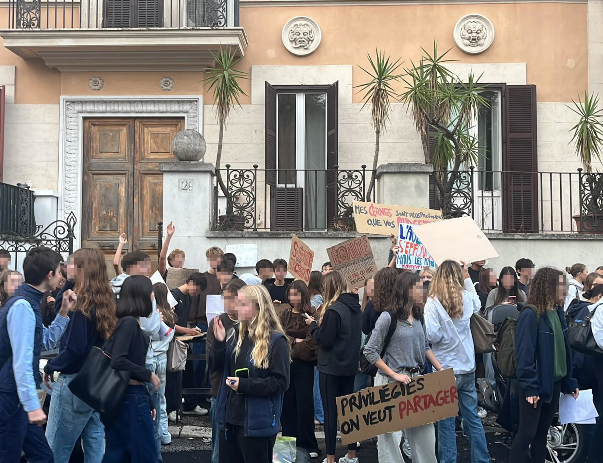Voghera, propaganda dem a scuola: lo striscione che espongono gli alunni