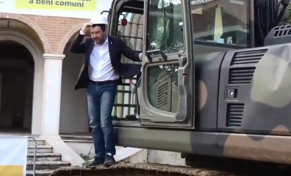 Matteo Salvini festeggia il 25 aprile così: "Ruspare", pernacchia estrema alla sinistra