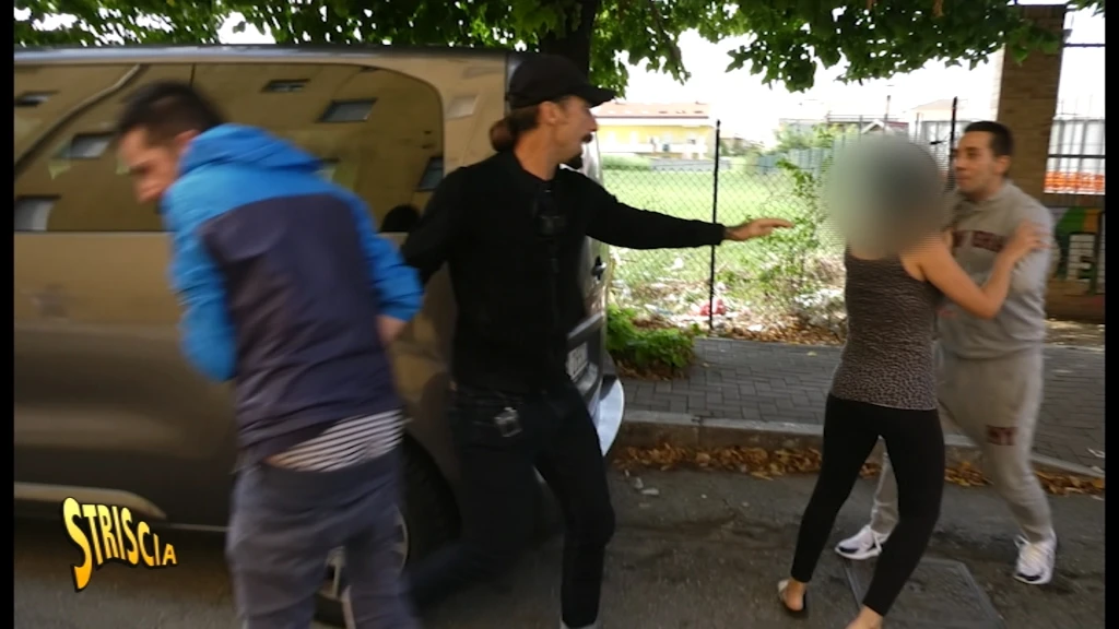 Striscia la notizia, Brumotti picchiato nella zona della droga: "E' un luogo dimenticato"