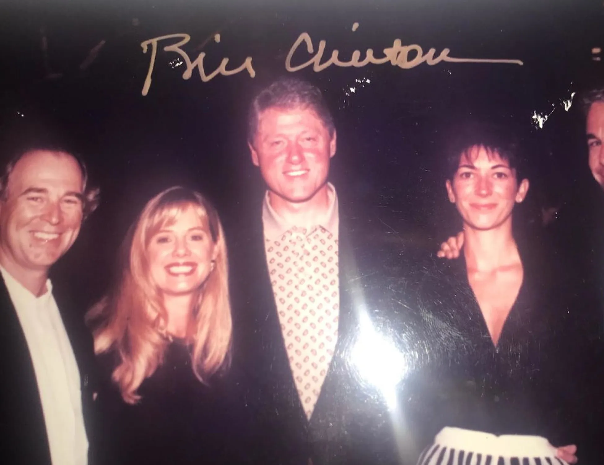 Leggi l'articolo: Clinton, scatti scandalo in piscina in dolce compagnia <span style="color: rgb(153, 0, 0);">Foto</span>