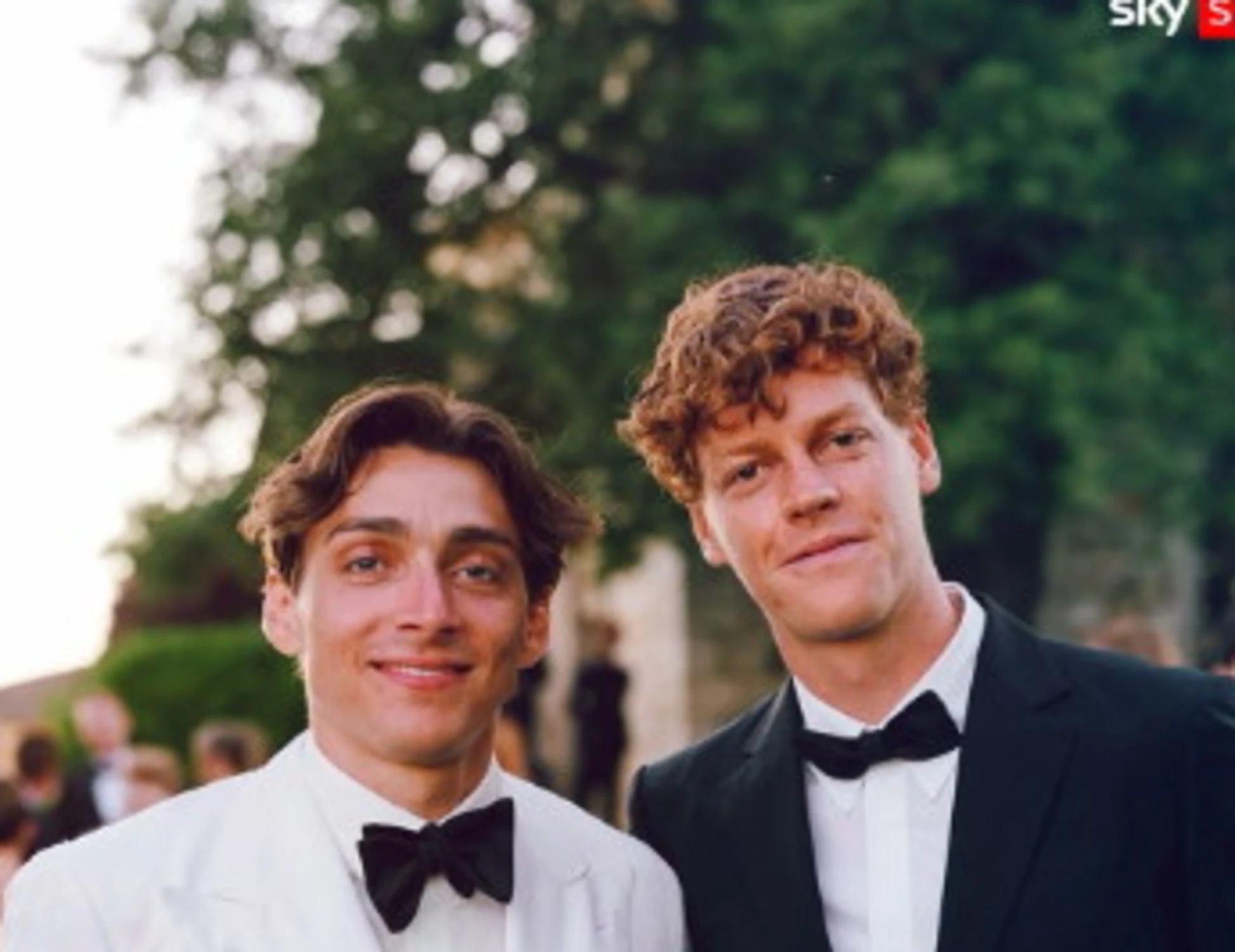 Jannik Sinner al matrimonio di Duplantis, la foto clamorosa: non si regge in piedi