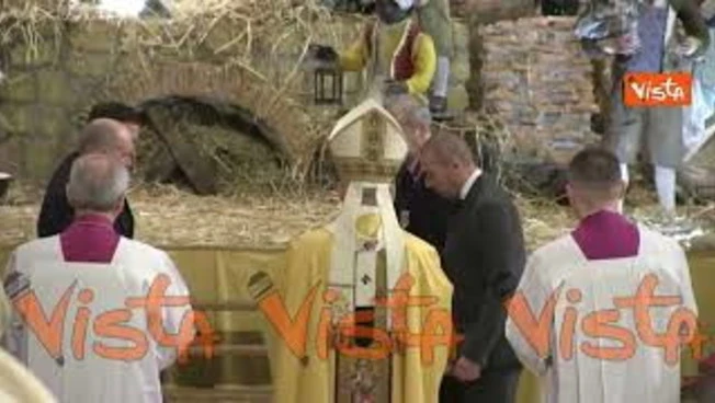 Natale 2025, Papa Leone XIV porta il Bambin Gesù al presepe al termine della Messa in San Pietro