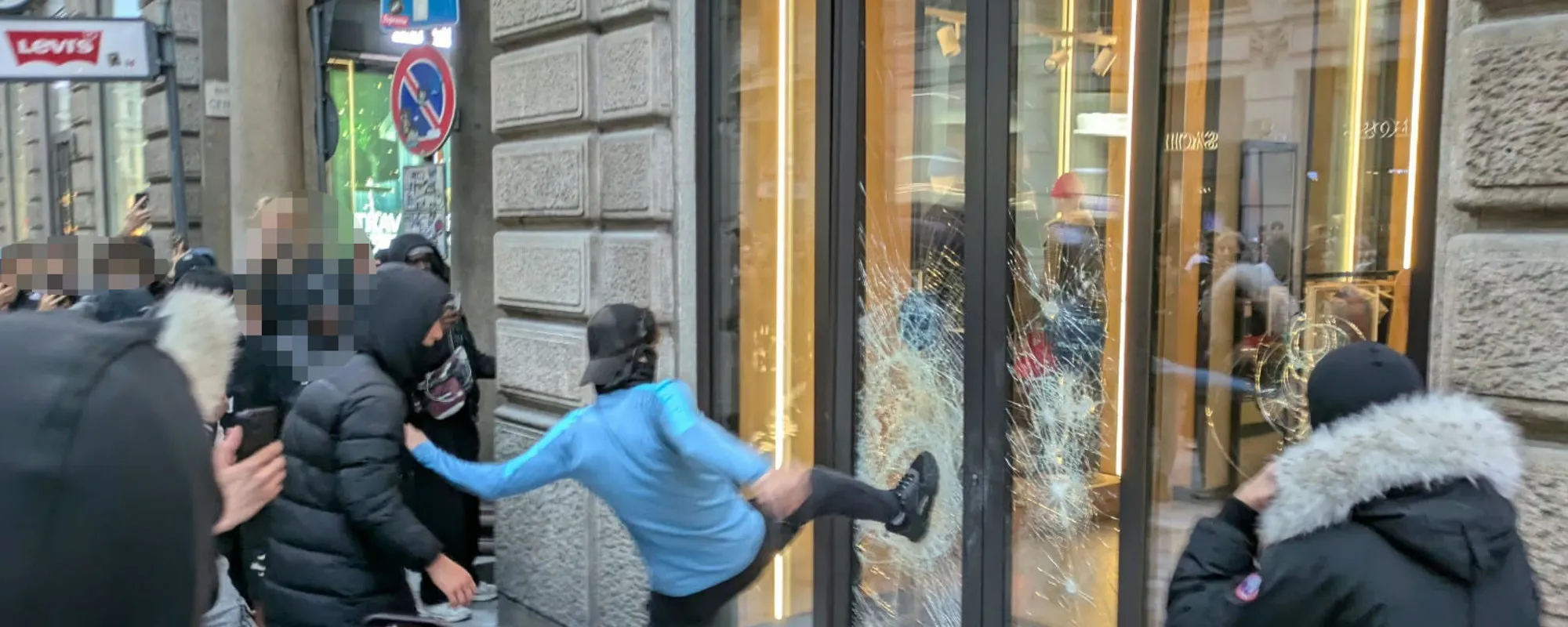 Escalation di violenza tra Cairoli e il Castello: sassi e bottiglie contro la polizia