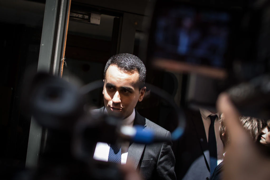 Luigi Di Maio, entrata a gamba tesa su Matteo Salvini al tavolo delle trattative: "Tu premier? Sai che Mattarella..."
