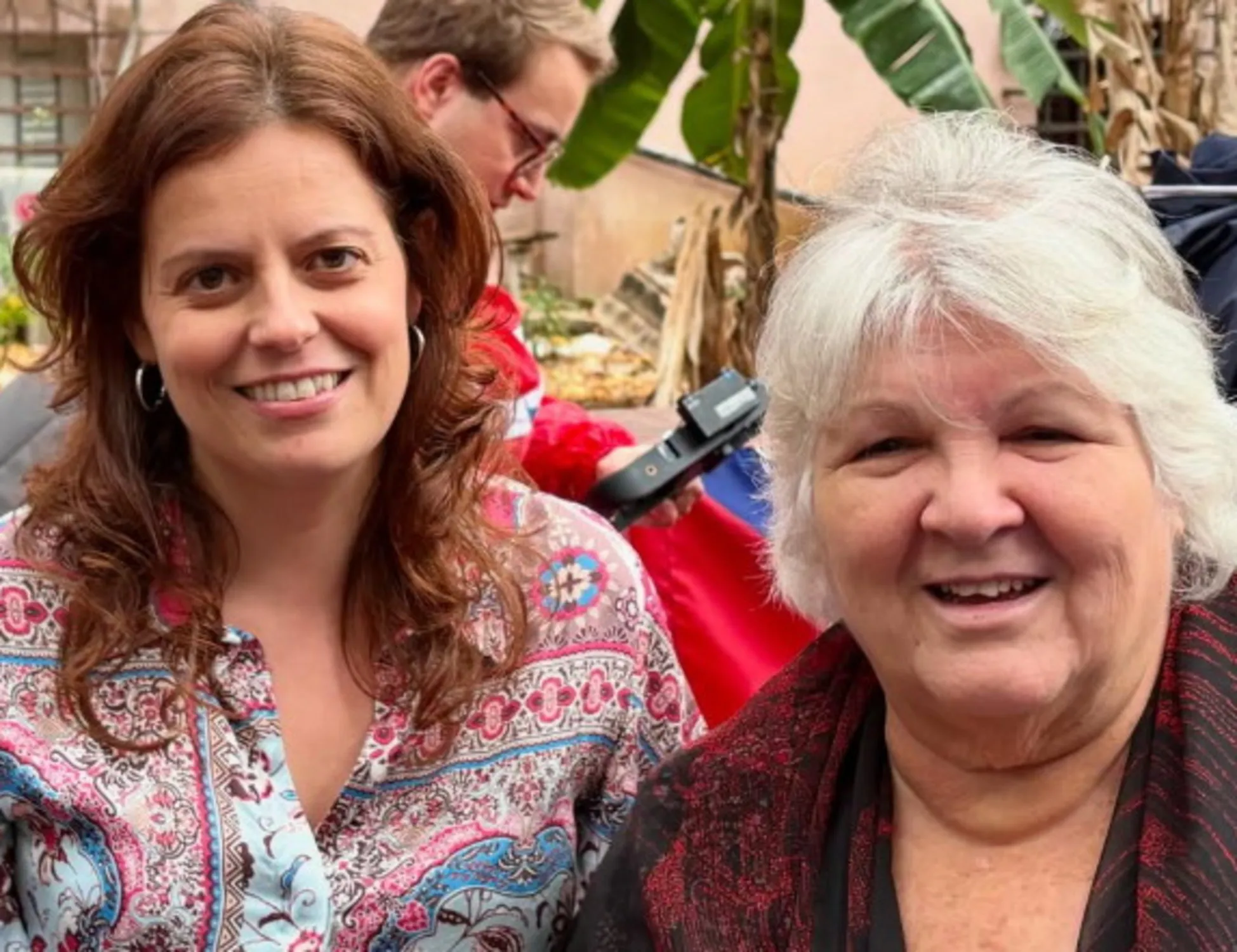 Leggi l'articolo: "Che emozione": clamoroso, chi è la donna accanto alla Salis