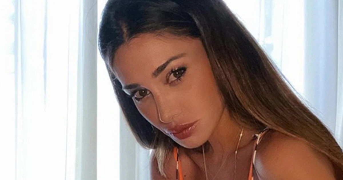 Belen Rodriguez 'dimentica' De Martino: "Casa da sogno", e non solo quella. Lo scatto da urlo in bikini