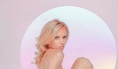 Justine Mattera sfida la censura: altro nudo integrale, non ha nemmeno i tacchi a spillo