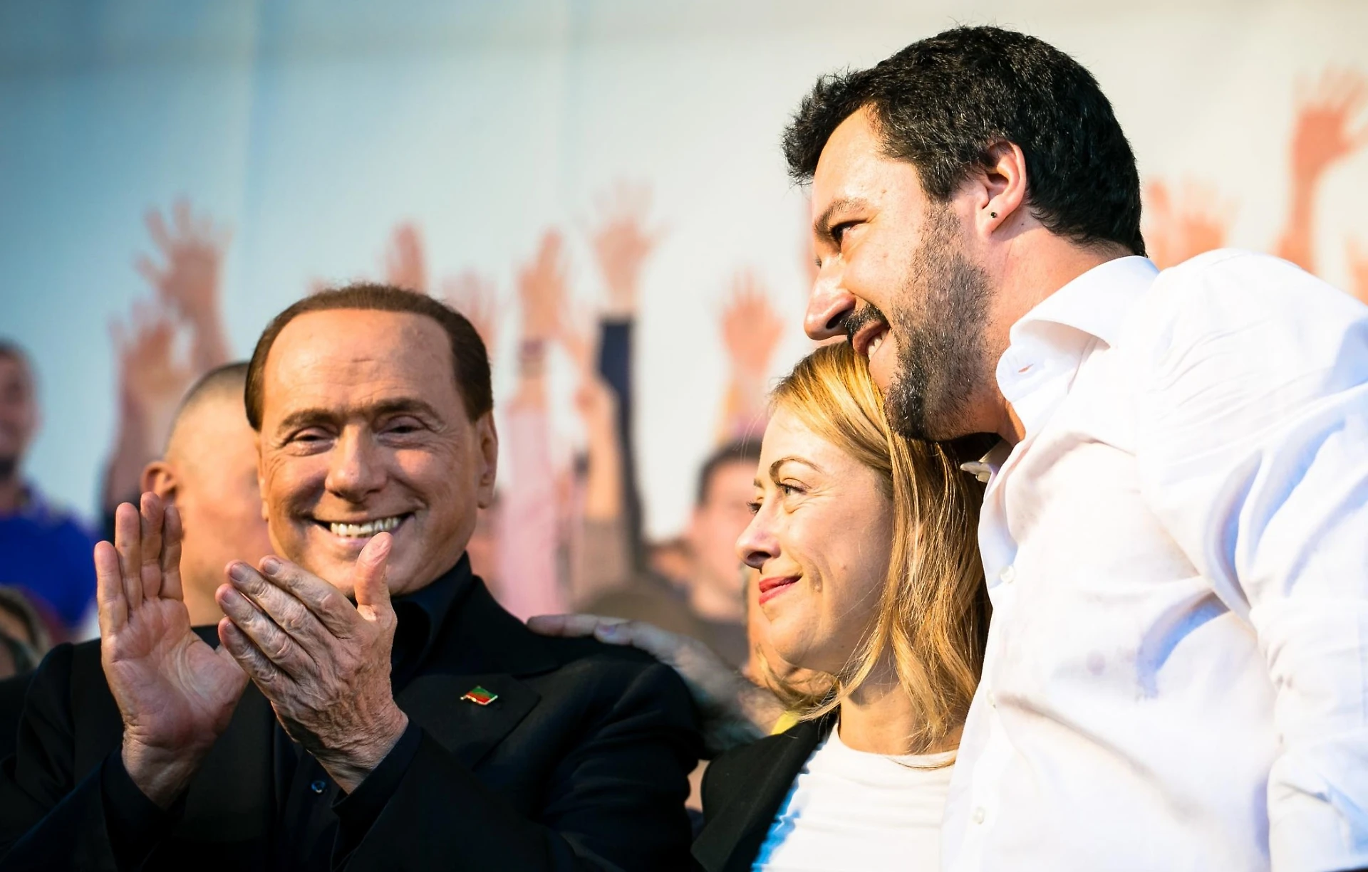 Berlusconi, Salvini e Meloni siglano l'alleanza ad Arcore: ufficiale, il centrodestra corre unito