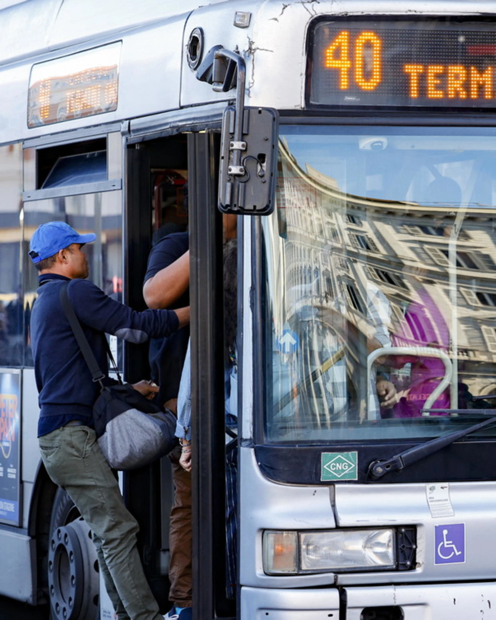 Roma, l'autista gli chiede di non fumare sul bus? Lui lo aggredisce con una sega