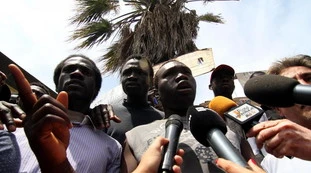 Coronavirus, paura a Pisa: gli immigrati scendono in strada a protestare contro la spesa a domicilio
