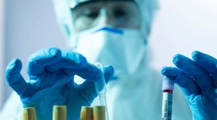 Coronavirus, bollettino: crollo di contagi e tamponi, ma ricoveri in crescita costante