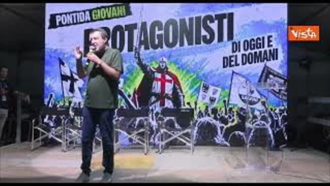Salvini sul palco di Pontida Giovani: Se siamo qua è perché c'è stato un visionario come Bossi