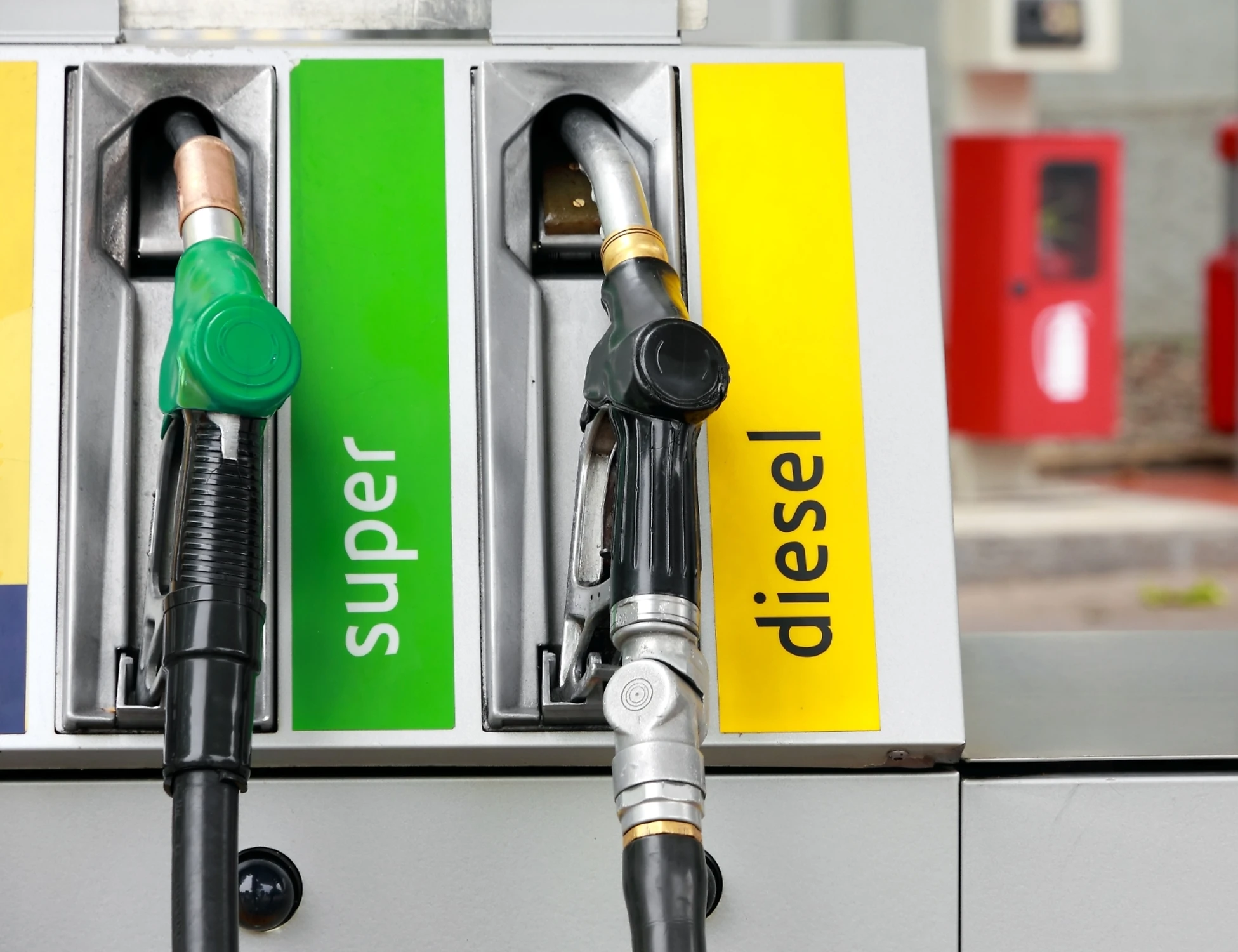 Benzina, un pieno di sconti nei distributori: risparmi mensili fino a 80 euro