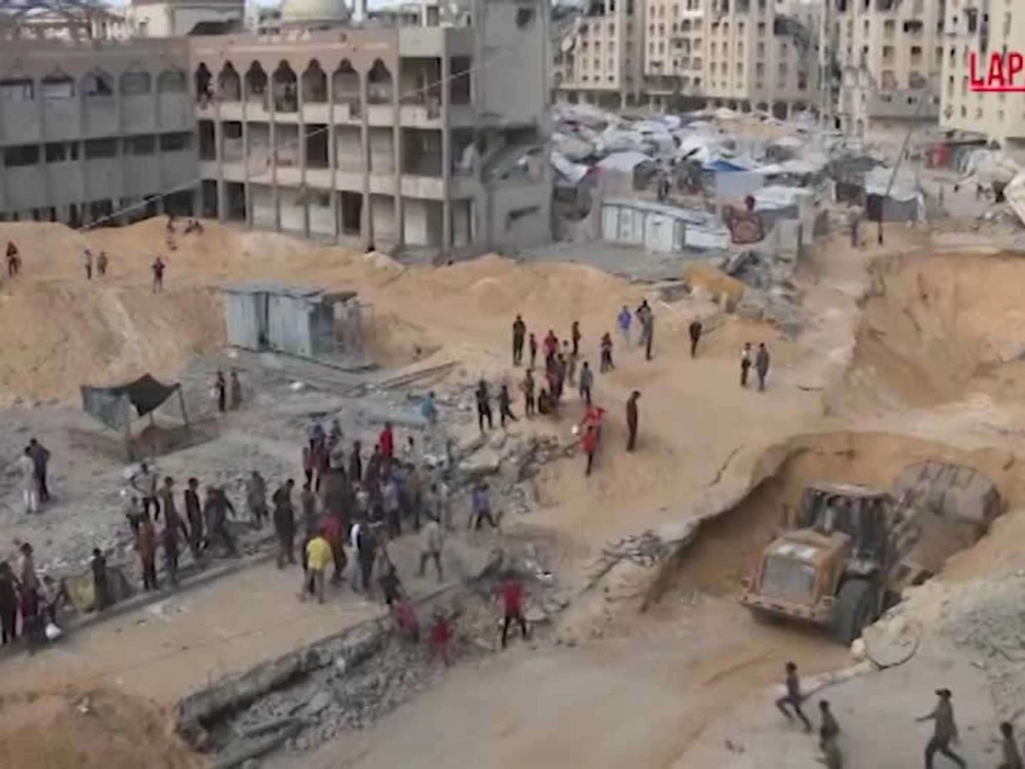 Gaza, militanti di Hamas scavano tra le macerie per trovare i corpi degli ostaggi