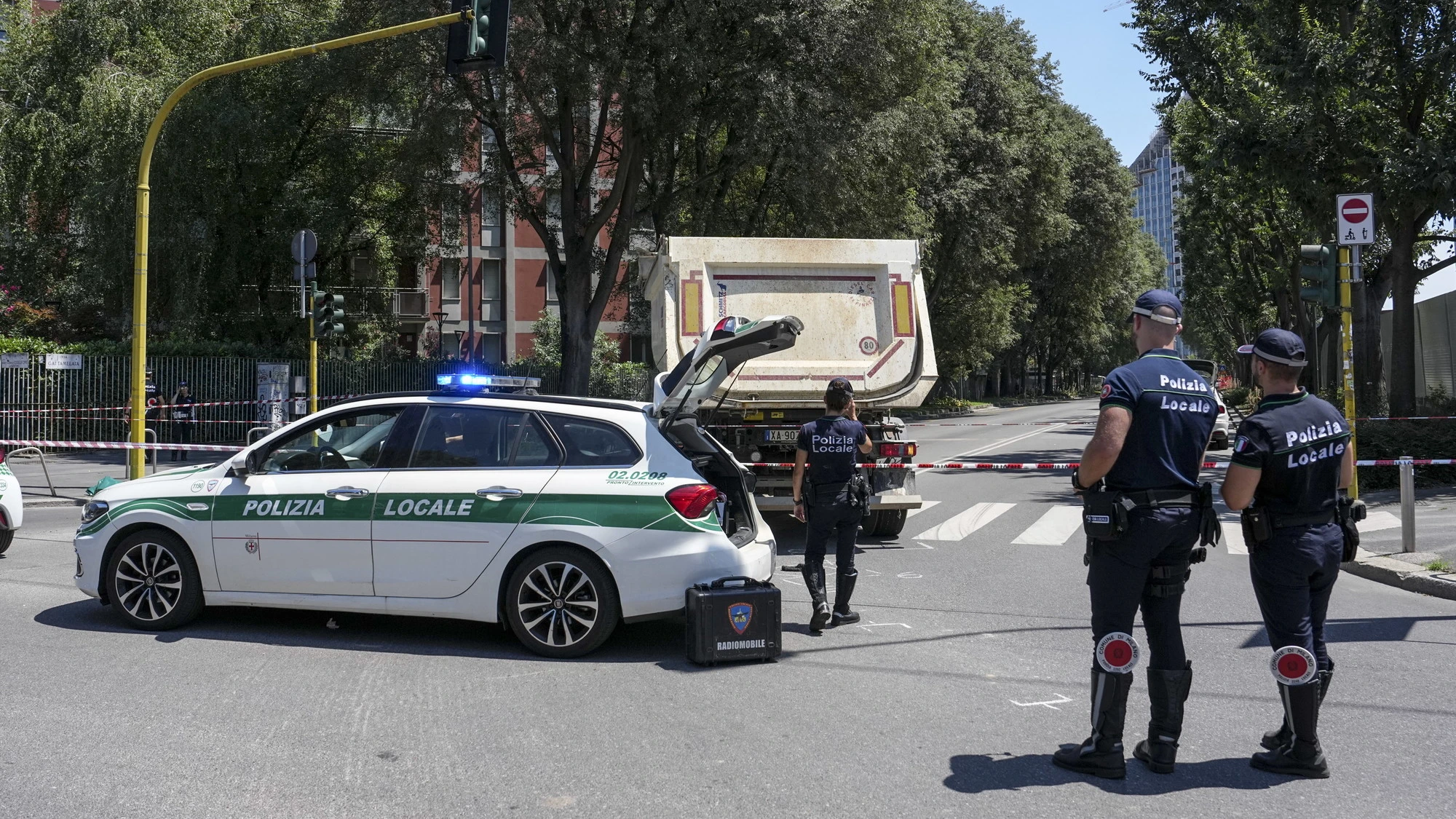 Milano, camion investe e uccide una ciclista: agenti al lavoro per ricostruire la dinamica