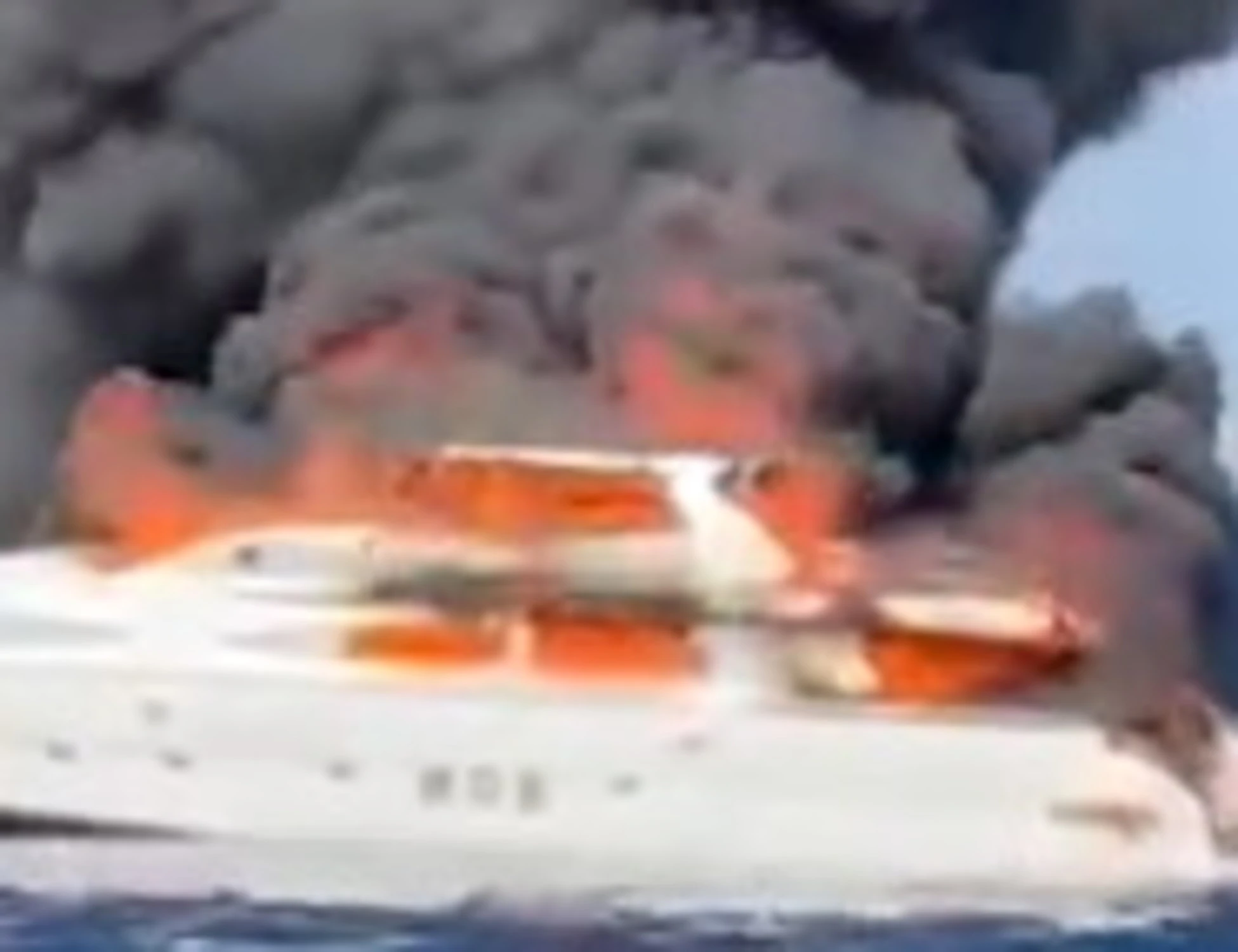 Formentera, uno yacht prende fuoco: le immagini dell'incendio
