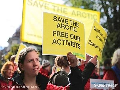 Le autorità russe vietano agli attivisti di Greenpeace di lasciare la Russia