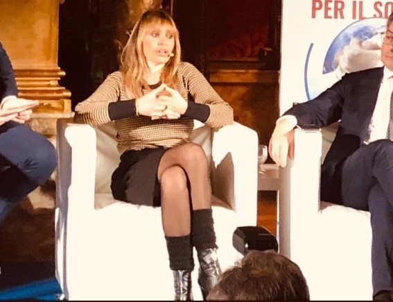 Alessandra Mussolini, il look sconvolgente: non solo collant, tacchi e minigonna...
