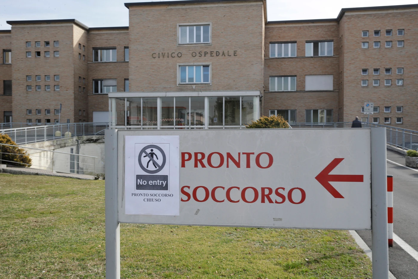 Coronavirus, un medico ricoverato con una polmonite sospetta: aveva visitato il 38enne, che è "gravissimo"