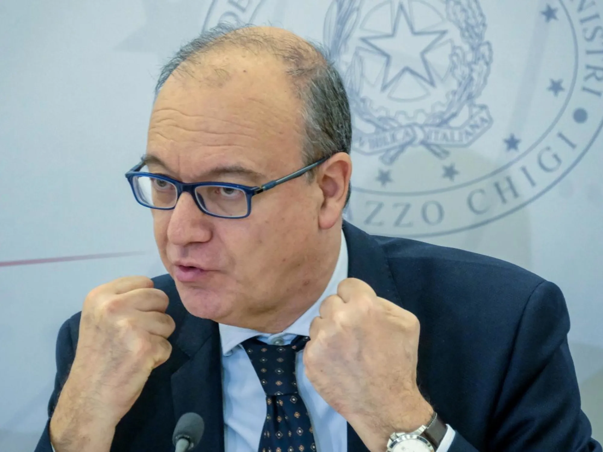 Calessi: il governo vieta a scuola schwa e asterischi