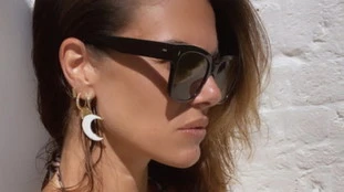 Bianca Guaccero appesa al palo: lo scatto acrobatico dalla spiaggia, forma fisica pazzesca
