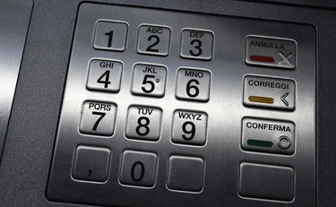 Prende il bancomat, viene accoltellato mentre scappa: arrestato il proprietario di casa