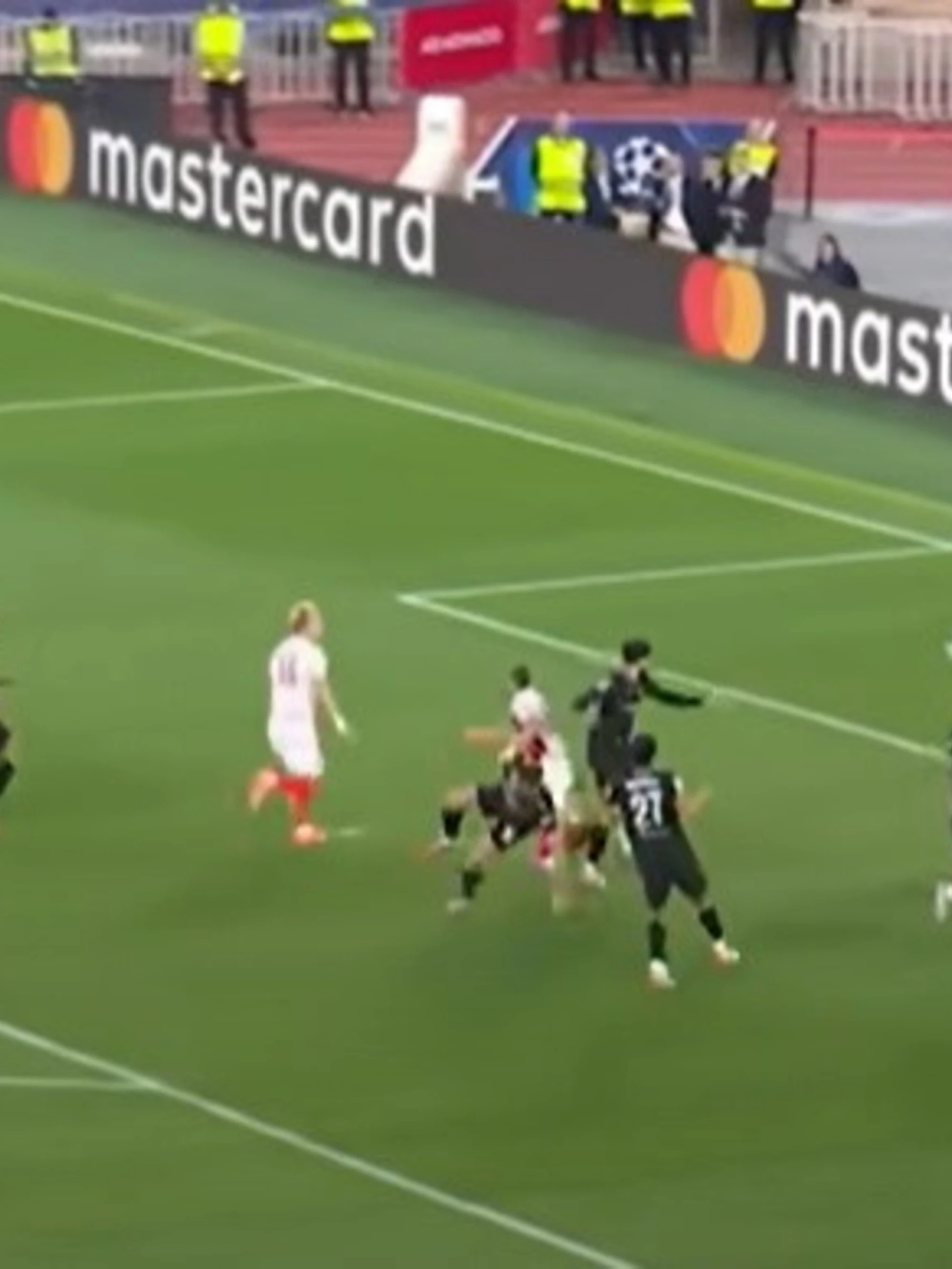 Gigio Donnarumma, rigore e rissa: come fa sbroccare i tifosi