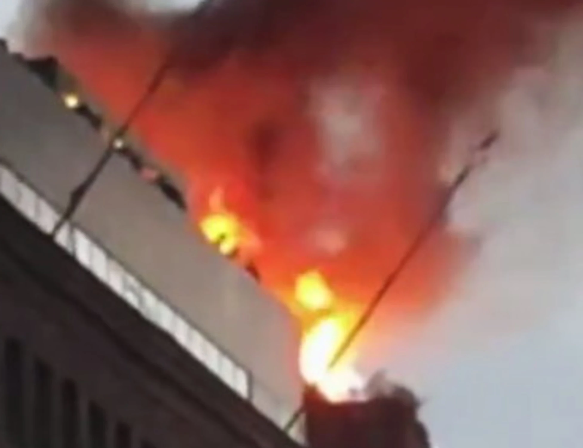 Incendio a Milano, alta nube di fumo e odore acre: cos'è successo all'alba