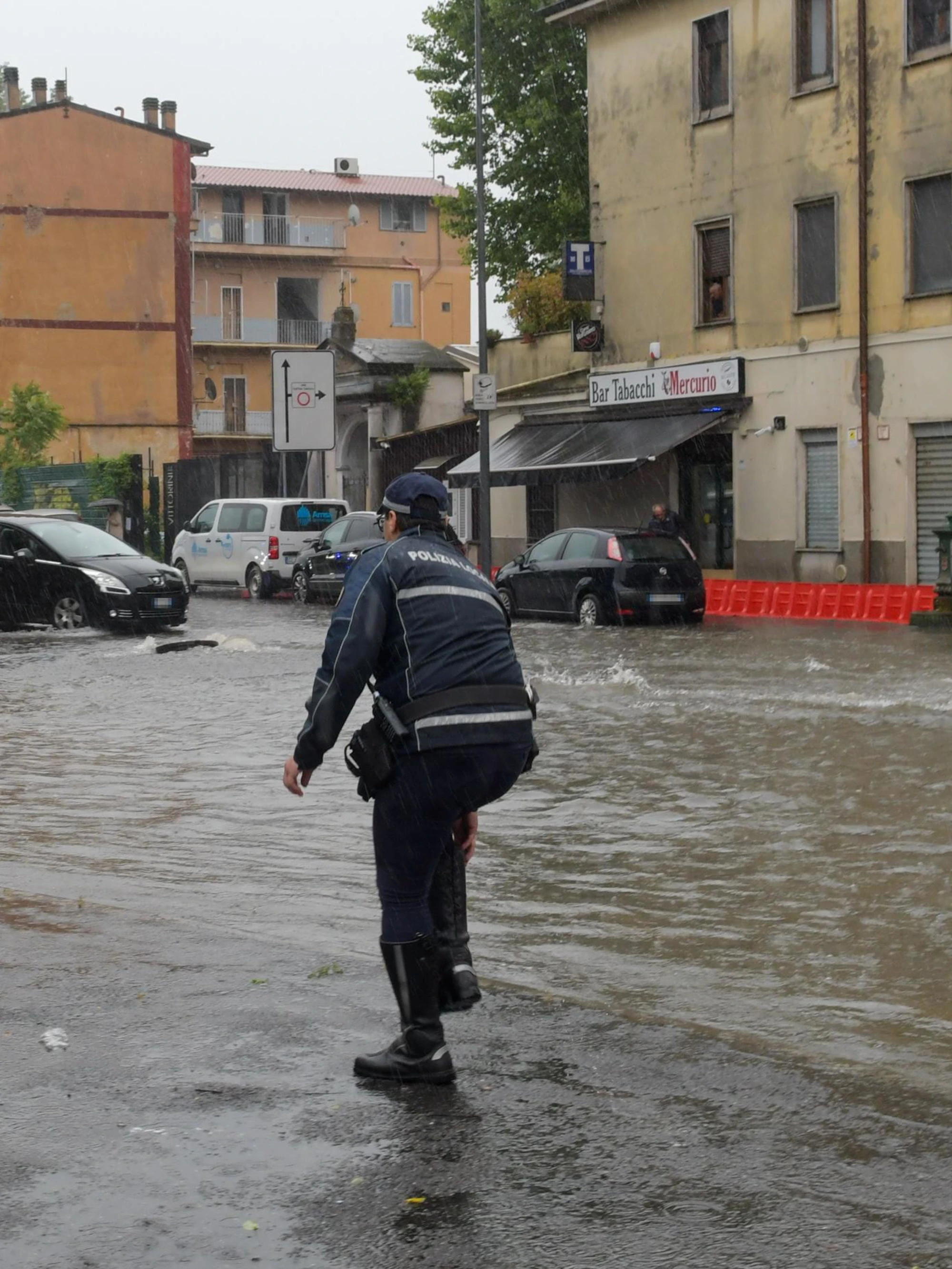 Maltempo e nubifragi: a Milano esonda il Seveso. Alessandria, una donna dispersa
