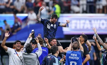 Il calcio piegato allo show