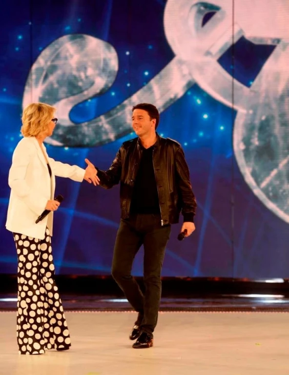 Renzi ad Amici della De Filippi: "Si può perdere la battaglia, non la faccia". Messaggio a Bersani?