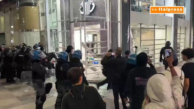 Scontri al corteo a Milano, fiamme su strada e saccheggiato un negozio di scarpe