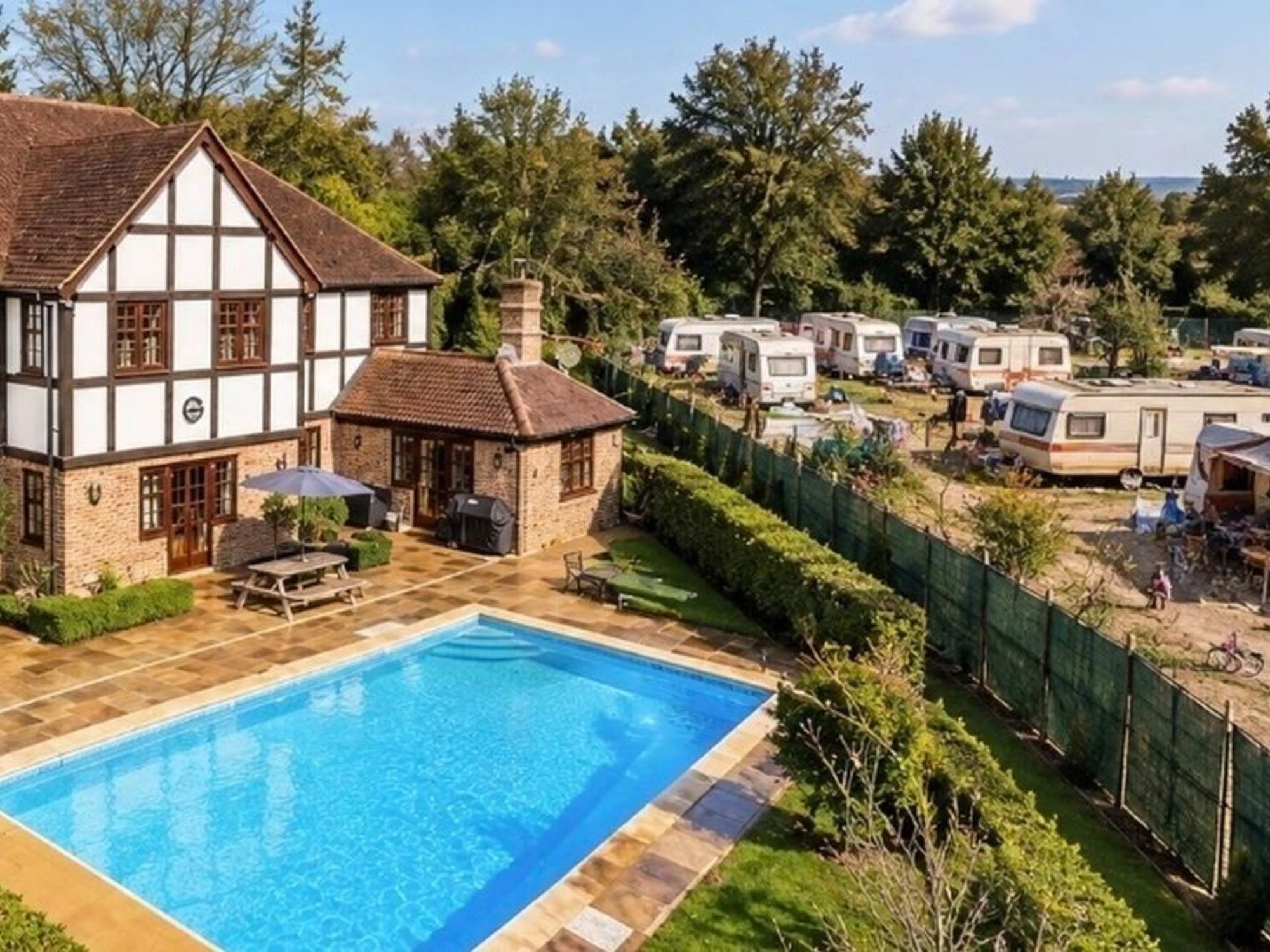 Comprano una villa da sogno, ma arrivano i rom come vicini: finisce in disgrazia