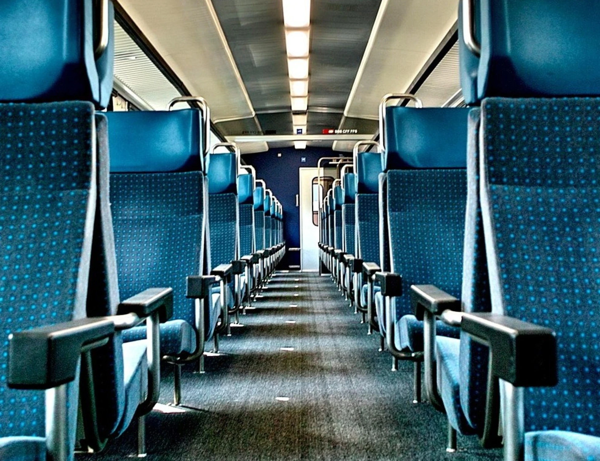 Cesena, scende dal treno e viene massacrato a bottigliate da 2 magrebini