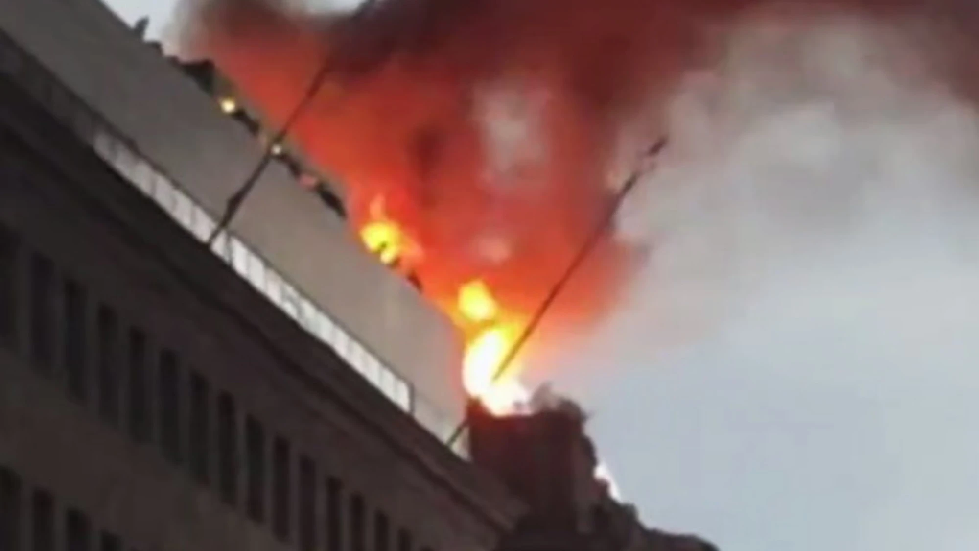Incendio a Milano, alta nube di fumo e odore acre: cos'è successo all'alba