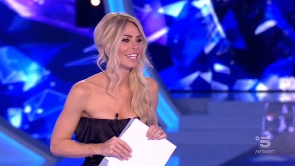 Grande Fratello Vip, Ilary Blasi inizia la puntata così: sconcerto, cosa le esce di bocca