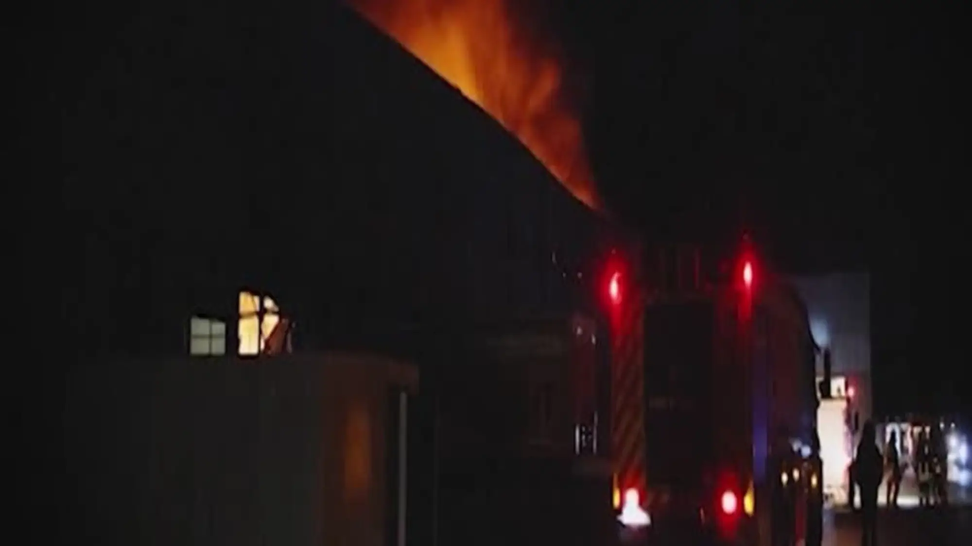 Ucraina, droni russi su Kharkiv: incendio esplode in magazzino