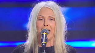 Sanremo 2023, Anna Oxa così sul palco: un messaggio inquietante?