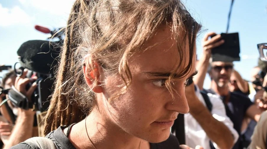 Carola Rackete, via il reggiseno e capezzolo libero? Troppo facile: "Cosa devono fare le femministe"