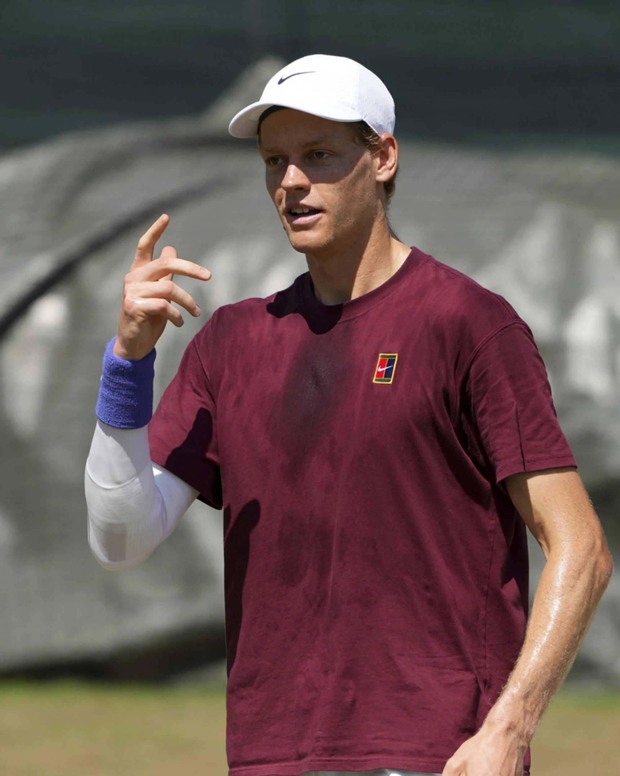 Jannik Sinner, corsa a piedi nudi: come lo beccano a Wimbledon