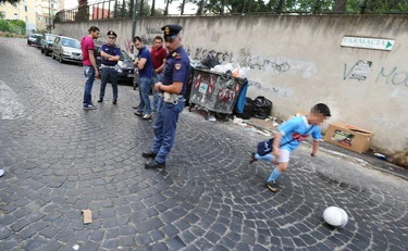 Pesaro, il sindaco Pd vieta di giocare a calcio in strada: l'ultima follia progressista